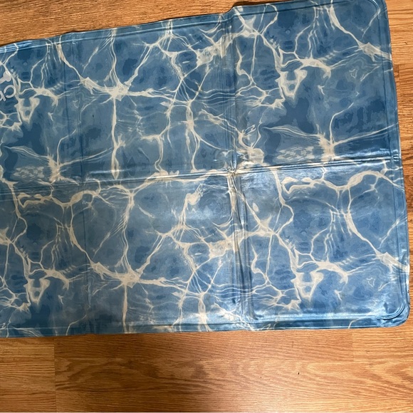 Chill Out Pet Cooling Gel Mat - Picture 4 of 4